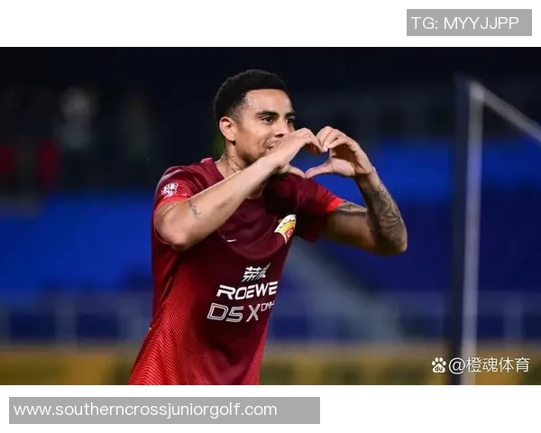 球星怒火中烧 足球场上情绪失控瞬间揭示竞技压力与内心挣扎